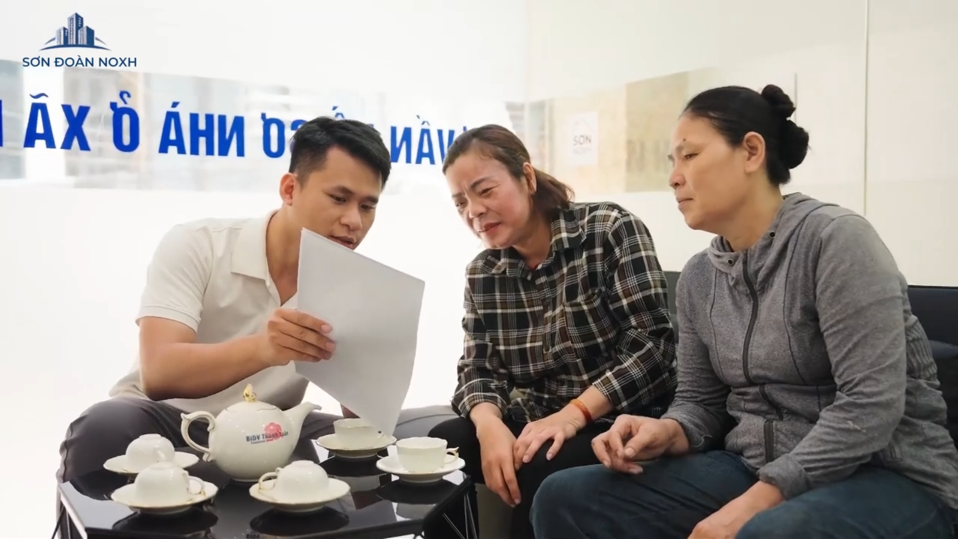 Khách hàng ký hồ sơ